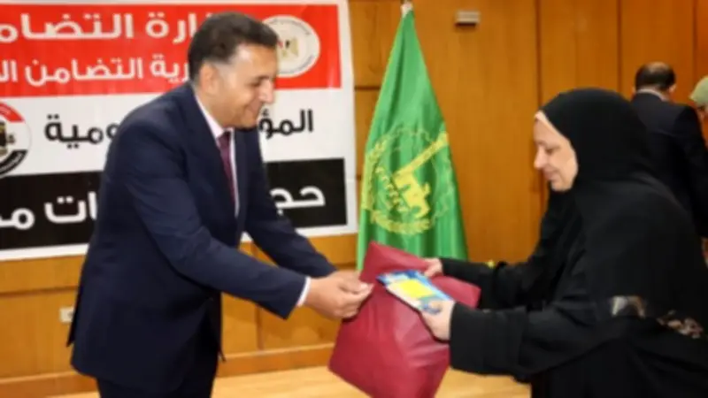 محافظ القليوبية يسلم ملابس الإحرام وتأشيرات الحج لـ45 حاجًا