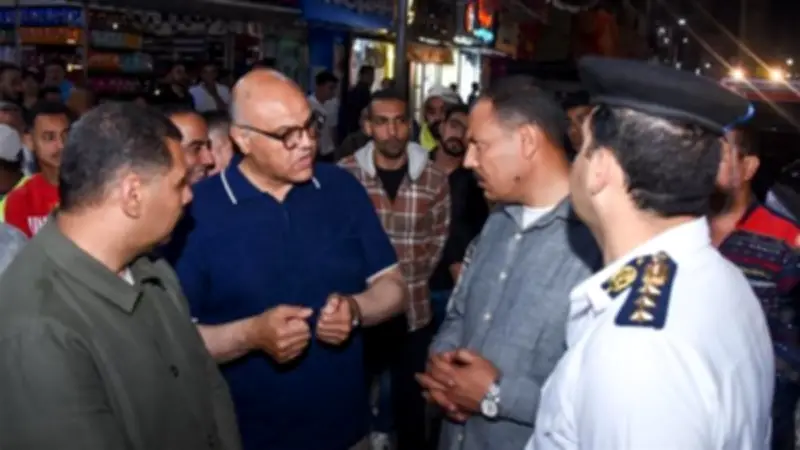 محافظ الإسكندرية يقود حملة مفاجئة لإزالة الإشغالات وتشميع المحال المخالفة بشارع 45