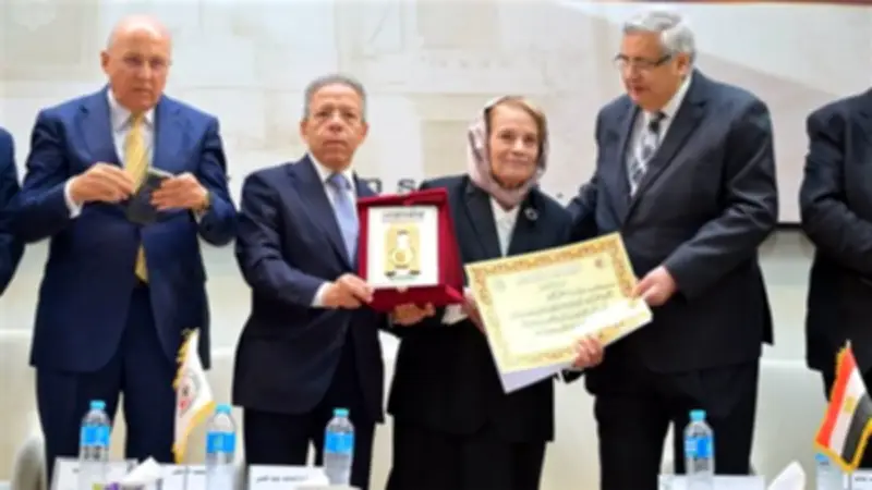 تكريم نخبة من أساتذة قصر العيني في يوم الطبيب المصري الـ48