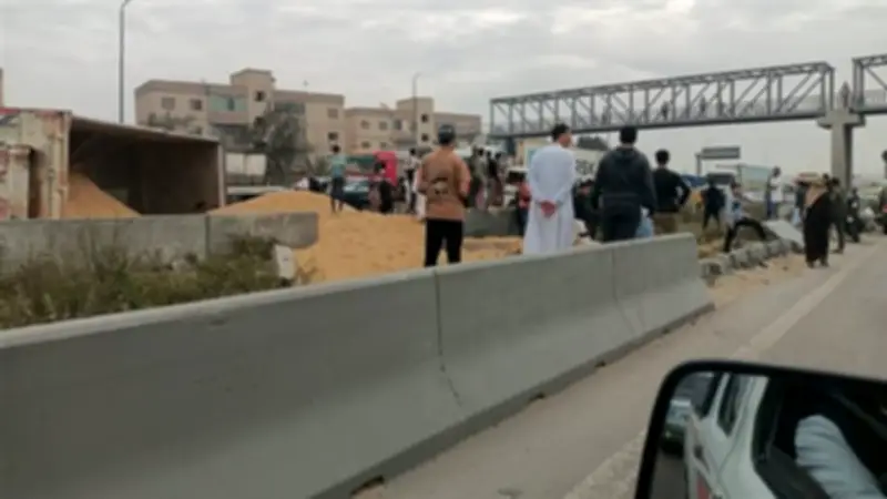 مصرع وإصابة 5 في انقلاب مقطورة على ميكروباص بصحراوي الإسكندرية