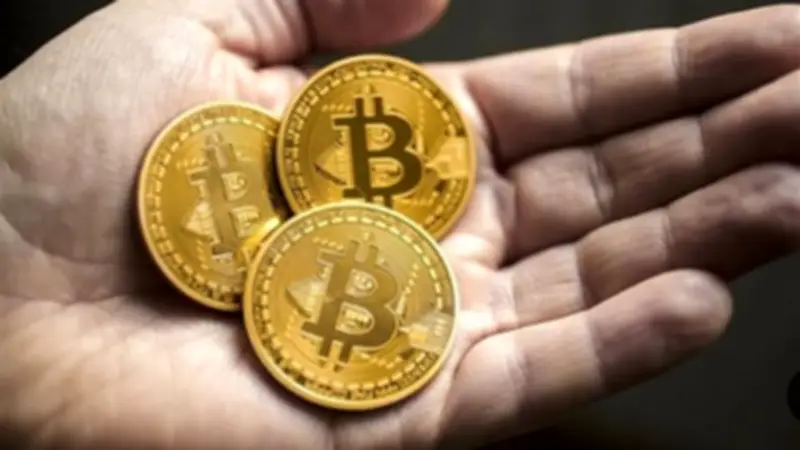 توترات جيوسياسية وتخارج سيولة يدفعان بيتكوين لأدنى مستوى في 5 أسابيع