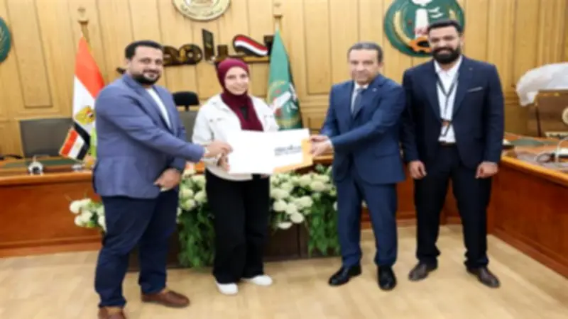 محافظ المنوفية يسلم 50 عقد عمل بالقطاع الخاص للشباب