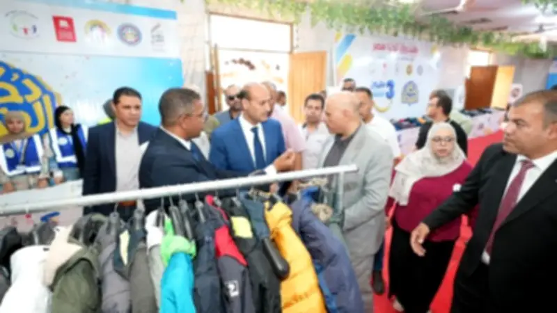 محافظ أسيوط يفتتح معرض «دكان الفرحة» لتوزيع 50 ألف قطعة ملابس على الأسر الأولى بالرعاية