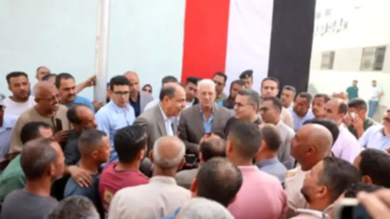 أهالي 6 أكتوبر بسمالوط يكرمون محافظ المنيا لاستجابته لمطالبهم