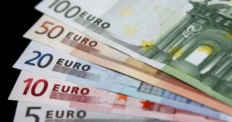 تراجع اليورو إلى 62 جنيهاً بعد كسر حاجز الـ63 في ختام تعاملات الاثنين