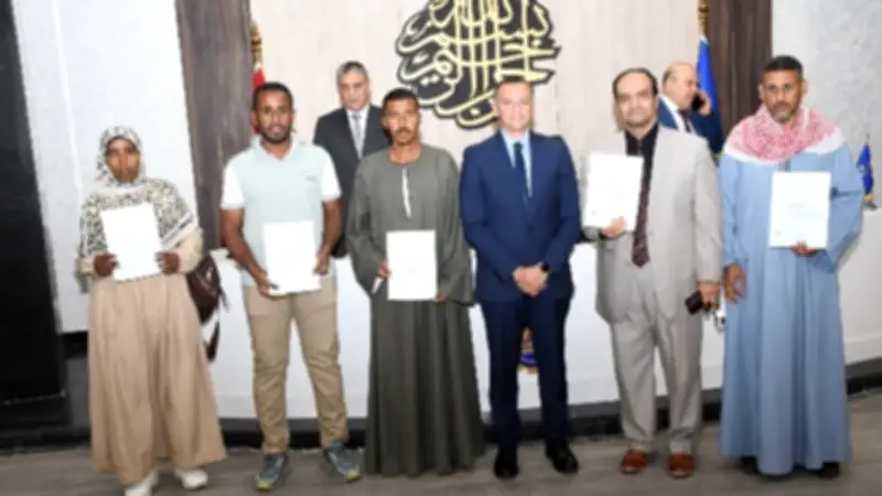 محافظ أسوان يسلم 8 عقود ملكية لتقنين أراضي الدولة