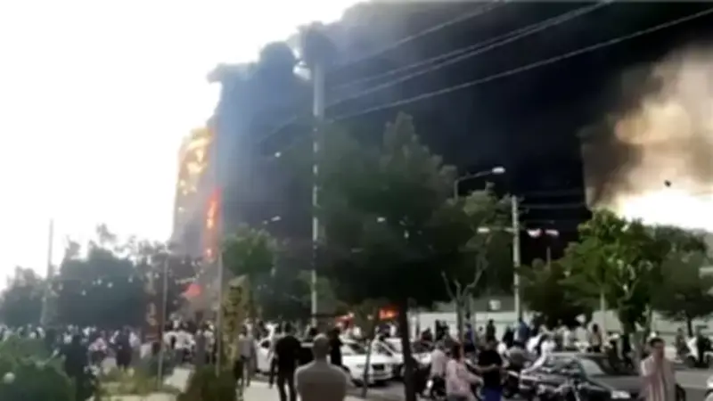 ارتفاع ضحايا حريق مركز أرجوان التجاري بطهران لـ8 قتلى و36 مصاباً