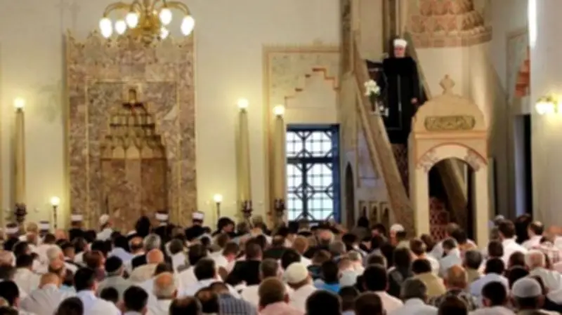 حكم كلام القائمين على المسجد أثناء خطبة الجمعة لتنظيم الناس