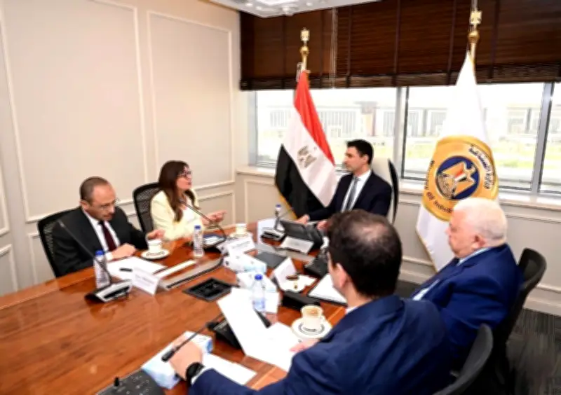 وزير الصناعة: استراتيجية متكاملة لتقليل الاعتماد على الوقود التقليدي في الإنتاج