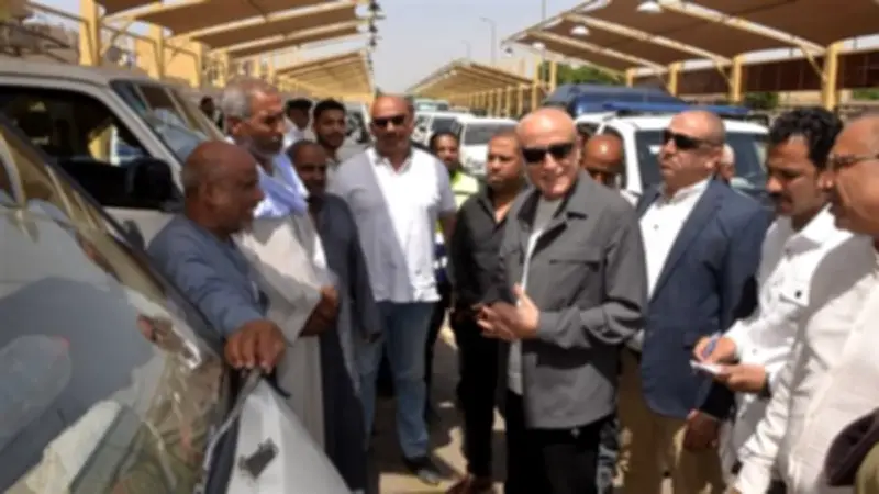 محافظ الأقصر يتفقد شوارع العوامية والنزهة وصلاح الدين في جولة ميدانية