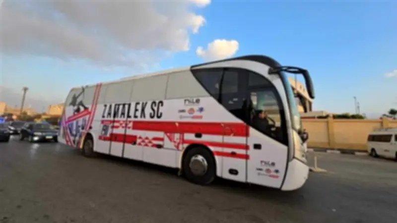 حافلة الزمالك تصل استاد القاهرة استعداداً لمواجهة الأهلي في قمة الدوري