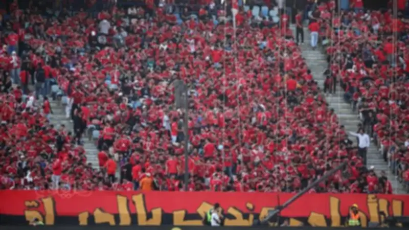 جماهير الأهلي تستقبل اللاعبين بهتافات قبل قمة الدوري