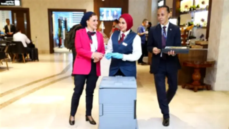 مطار القاهرة يحتفل بعيد العمال بتوزيع هدايا على العاملين