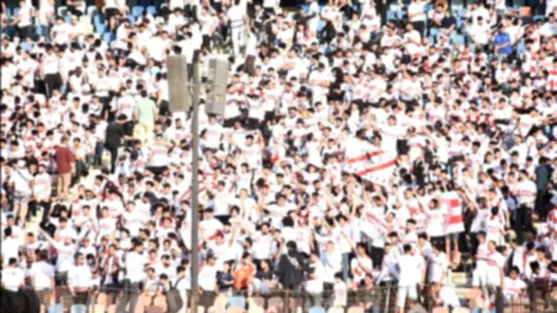 ألتراس الزمالك يملأ مدرجات القمة في استاد القاهرة (فيديو)