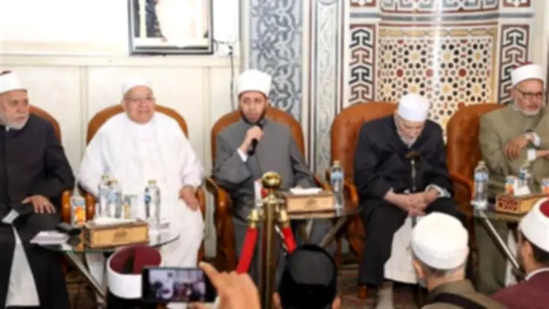 الأزهري يشهد ختام قراءة «تاج العروس» ويُجيز الحاضرين بسند متصل