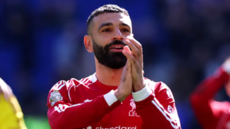 صلاح يضحك أثناء قمة الأهلي والزمالك.. هل يوجه رسالة؟