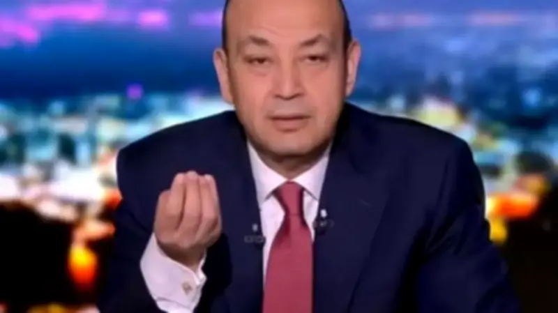 عمرو أديب يخصم من العاملين الأهلاوية بسبب الاحتفالات