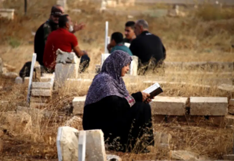 حكم زيارة قبر الوالدين كل جمعة وقراءة القرآن لهما.. الإفتاء تجيب