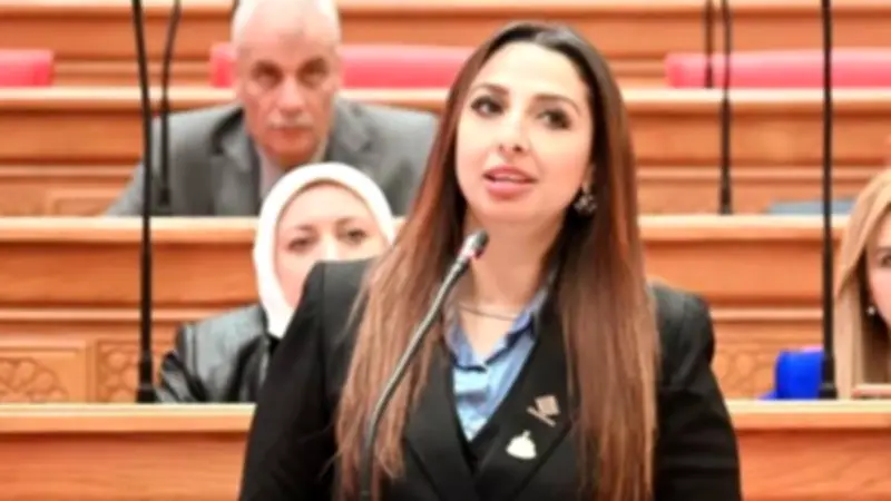 نشوى الشريف تطالب بأجور منصفة وبيئة عمل كريمة للعمال