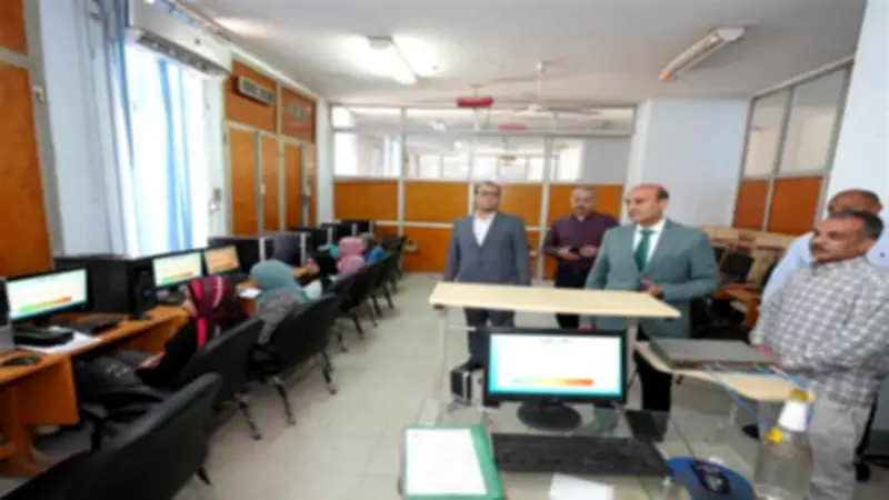 محافظ أسيوط يتفقد دورة صيانة كمبيوتر ويشيد ببرامج تأهيل الشباب