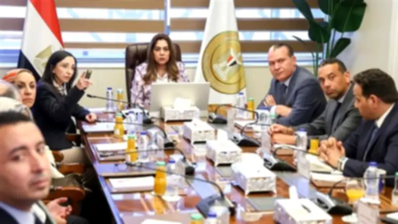 وزيرة التنمية المحلية تتابع مع محافظ البحيرة خطط تطوير مدينة رشيد