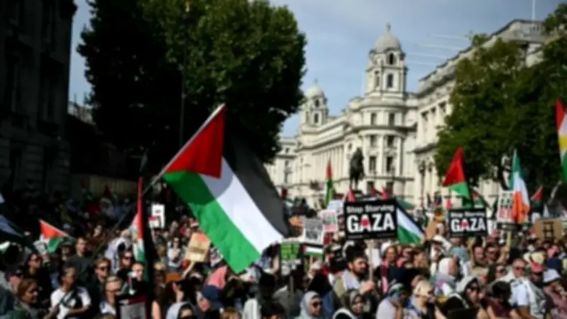 ستارمر يلمح لحظر مسيرات مؤيدة للفلسطينيين في بريطانيا