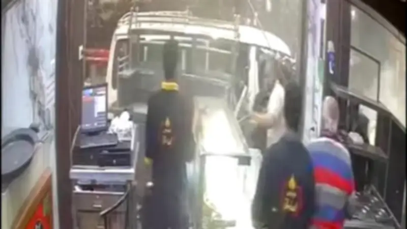 فيديو مرعب.. اصطدام ميكروباص بمطعم في المرج يثير الذعر بين الأهالي