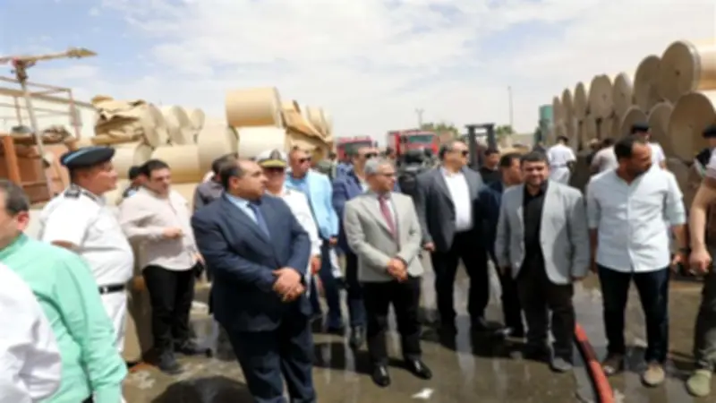 محافظ بني سويف يتابع جهود السيطرة على حريق مصنع ورق ببياض العرب