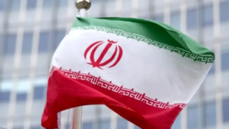 إيران تبدأ خفض إنتاج النفط لتفادي أزمة تخزين