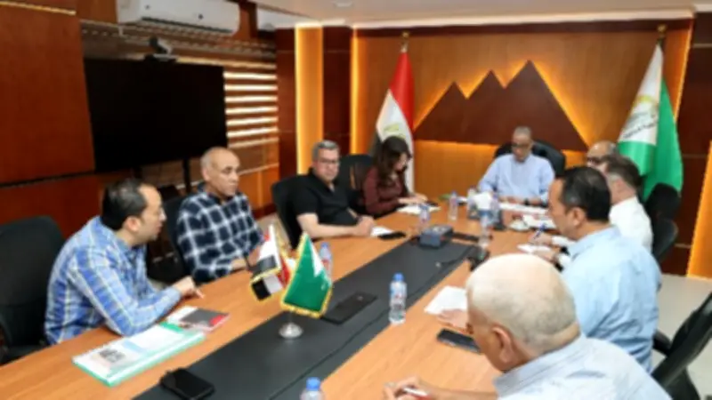 محافظ الجيزة يبحث تحسين النظافة والتصدي للإشغالات بحي جنوب
