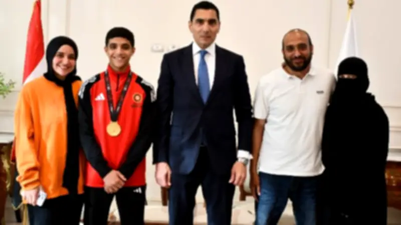 وزير الرياضة يستقبل بطل المصارعة عبد الله حسونة بعد ذهبية أفريقيا