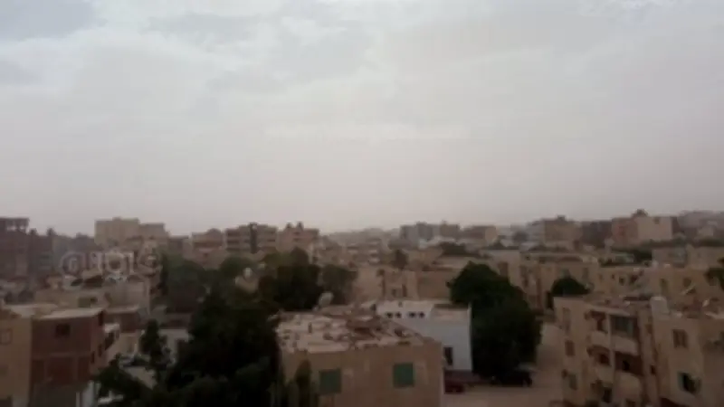 تحذيرات للسائقين.. عاصفة ترابية تضرب الوادي الجديد وانخفاض الرؤية