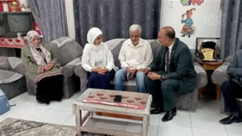 وكيل تعليم بني سويف يلتقي طالبة 'كيس الفول' لدعمها معنويًا