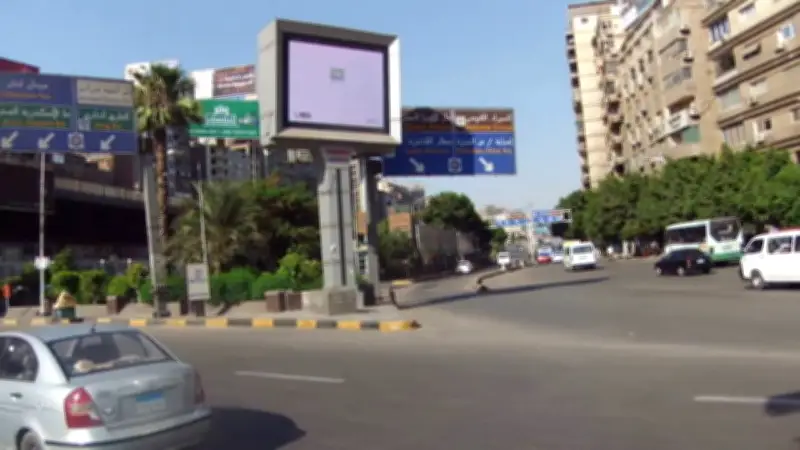 القومي لتنظيم الإعلانات يحذر من اللوحات الإعلانية على الطرق