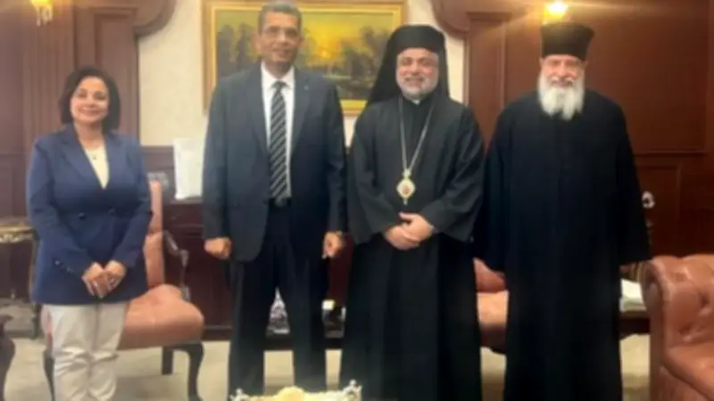 الأنبا عمانوئيل يزور محافظ البحر الأحمر ويشيد بالأمن والأمان