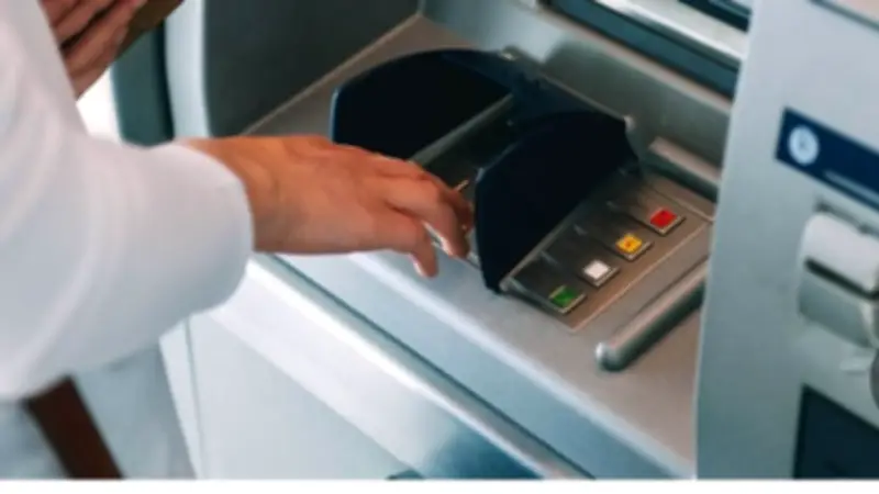 كيف تتصرف عند اقتراب شخص من ماكينة الصراف الآلي أثناء استخدامك؟