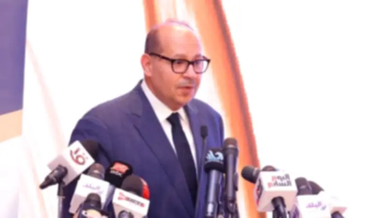 إدريس يتفرغ للاتحاد الدولي والأولمبية ويعتذر عن رئاسة اتحاد السباحة