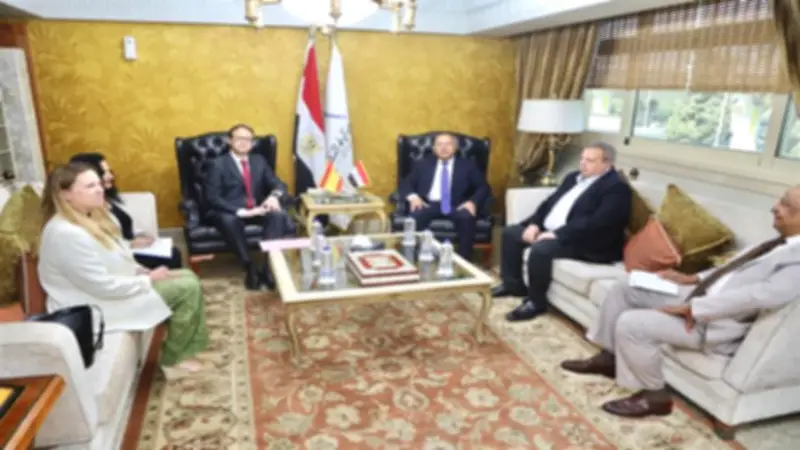 وزير النقل يبحث مع السفير الإسباني تعزيز التعاون في قطاعات النقل
