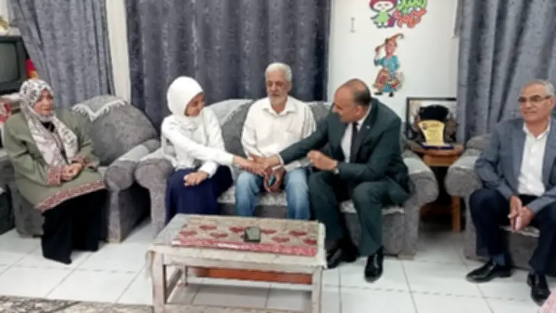 وكيل تعليم بني سويف يلتقي طالبة 'كيس الفول' ويؤكد دعمه لحلمها بكلية الشرطة