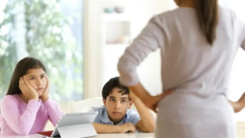 أخطاء شائعة ترتكبها الأمهات مع الأبناء في الامتحانات وكيفية تجنبها