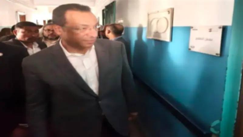 وزير الاتصالات يتفقد مدرسة النور للمكفوفين ويؤكد توفير حلول تكنولوجية حديثة لدعم ذوي الإعاقة البصرية