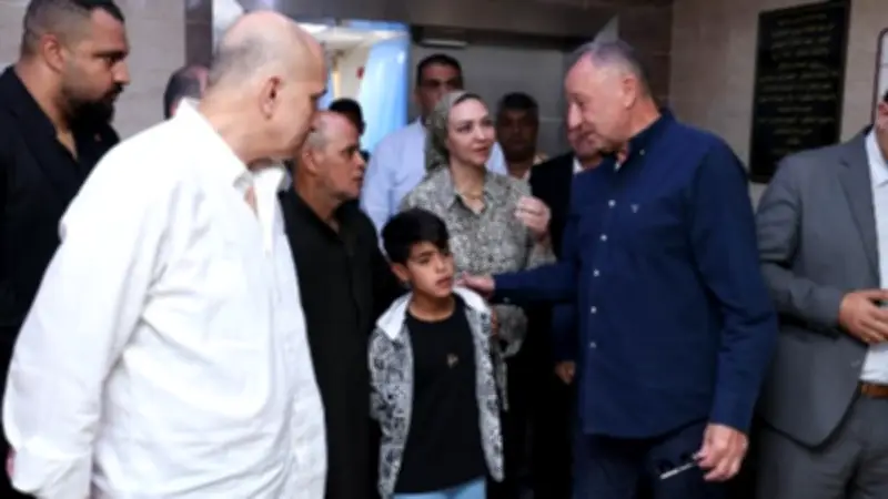 الخطيب يزور مشجع الأهلي عبدالله عربي بعد حادث مروع ويطمئن على صحته