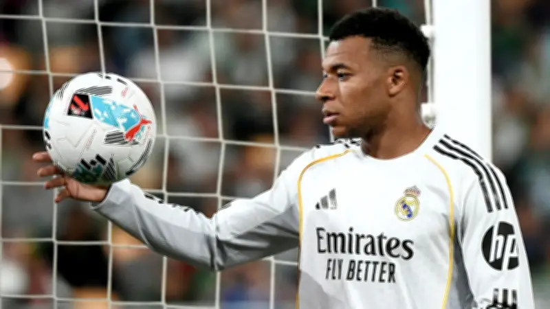 غرفة ملابس ريال مدريد غير راضية عن رحلات مبابي المتكررة قبل الكلاسيكو