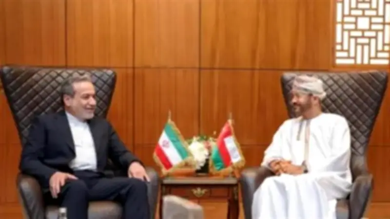 وزيرا خارجية عمان وإيران يبحثان تأمين الملاحة واحتواء التصعيد