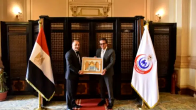 العكلوك يبحث مع وزير الصحة المصري إدخال عيادات طبية متنقلة إلى غزة