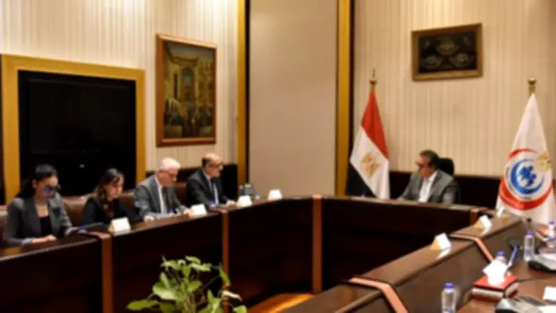 وزير الصحة يبحث مع خبراء تطوير منظومة زراعة الأعضاء والنخاع