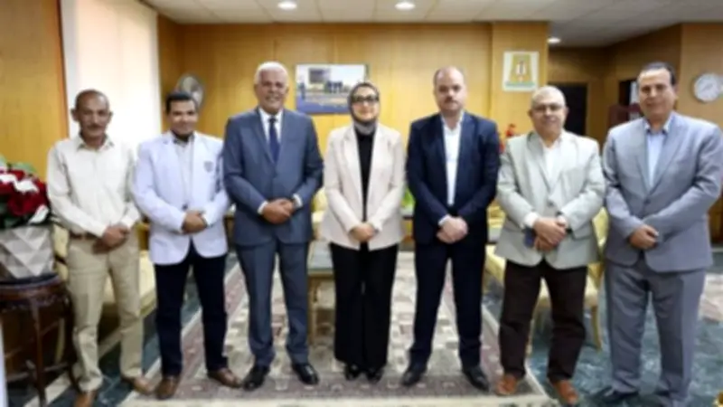 محافظ الوادي الجديد تناقش مشروعي الواحات الخضراء وتثبيت الكثبان الرملية مع نقيب الزراعيين