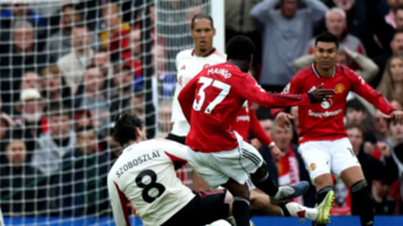 مانشستر يونايتد يحقق فوزًا دراماتيكيًا على ليفربول بثلاثية في أولد ترافورد