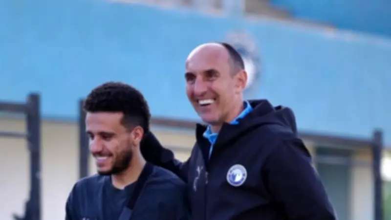 مصطفى فتحي يحضر تدريب بيراميدز ويدعم الفريق قبل مواجهة سيراميكا