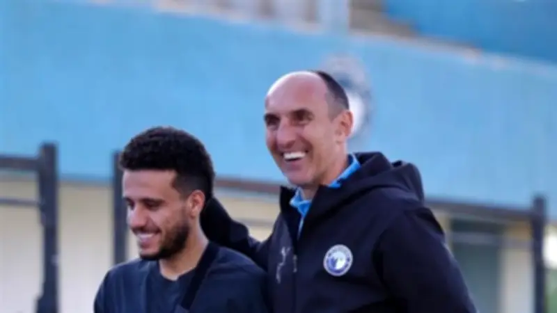 مصطفى فتحي يزور تدريب بيراميدز قبل مواجهة سيراميكا في الدوري